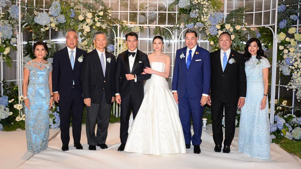 วันวิวาห์ - ศ.ดร.สุรเกียรติ์ เสถียรไทย และ ชาติศิริ โสภณพนิช เป็นประธานในงานฉลองสมรสพระราชทานระหว่าง สุทธิภา บุตรี ชาวันย์–ประถมาภรณ์ สวัสดิ์–ชูโต กับ กวินทร์ บุตร กวีพันธ์–ศุภานวิต เอี่ยมสกุลรัตน์ ที่ห้อง CDC บอลรูม คริสตัล ดีไซน์ เซ็นเตอร์ คํ่าวันก่อน.