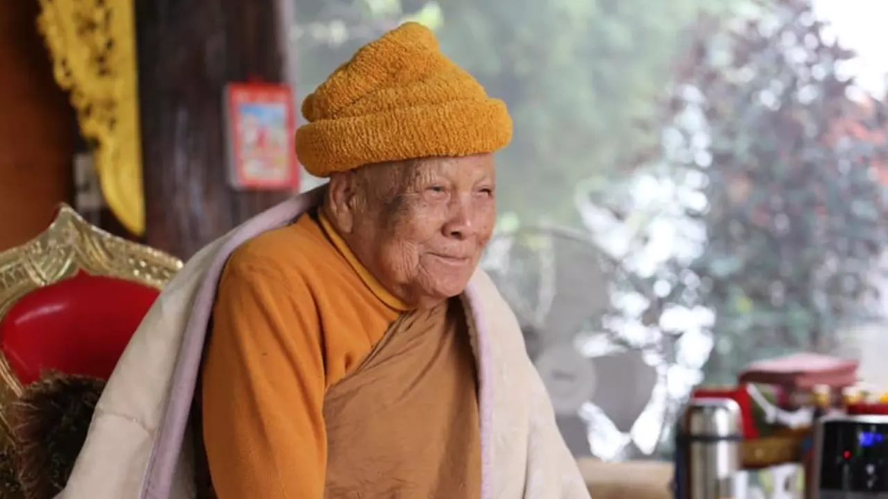 สรุปดราม่าก้าวล่วงพระเกจิ ส่องประวัติ “หลวงปู่แสง” บูรพาจารย์แห่งอีสาน