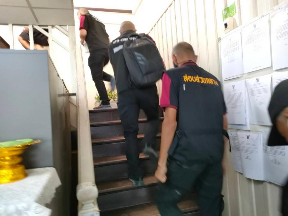 ตำรวจบุกสอบ ผอ.สำนักพุทธเมืองคอน ขอข้อมูลอดีตพระกาโตะ เส้นทางการเงิน