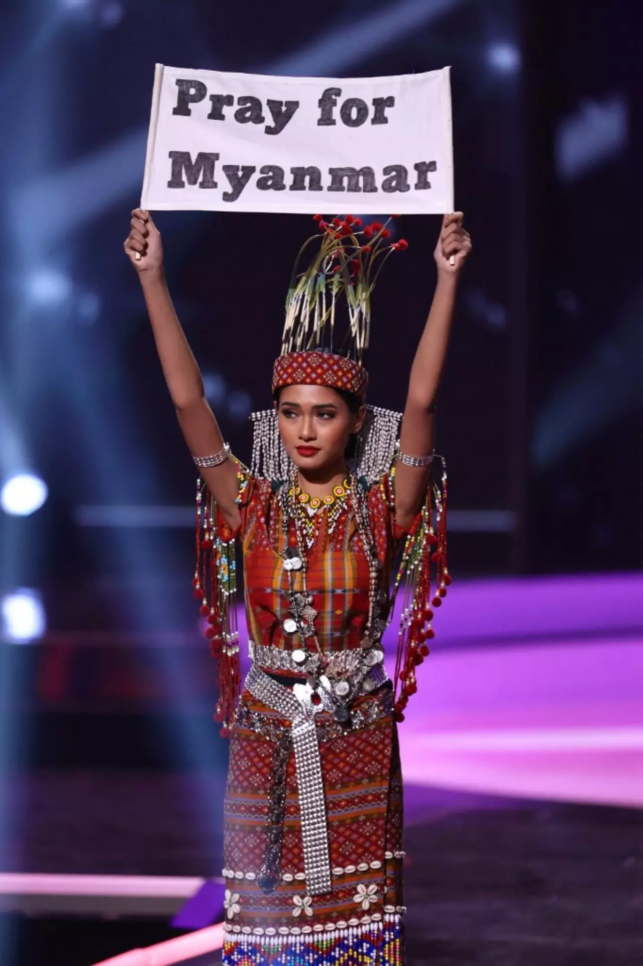 'ชาวพม่ากำลังตาย' นางงามเมียนมา ส่งสารผ่านเวทีมิสยูนิเวิร์ส ต้านรัฐประหาร