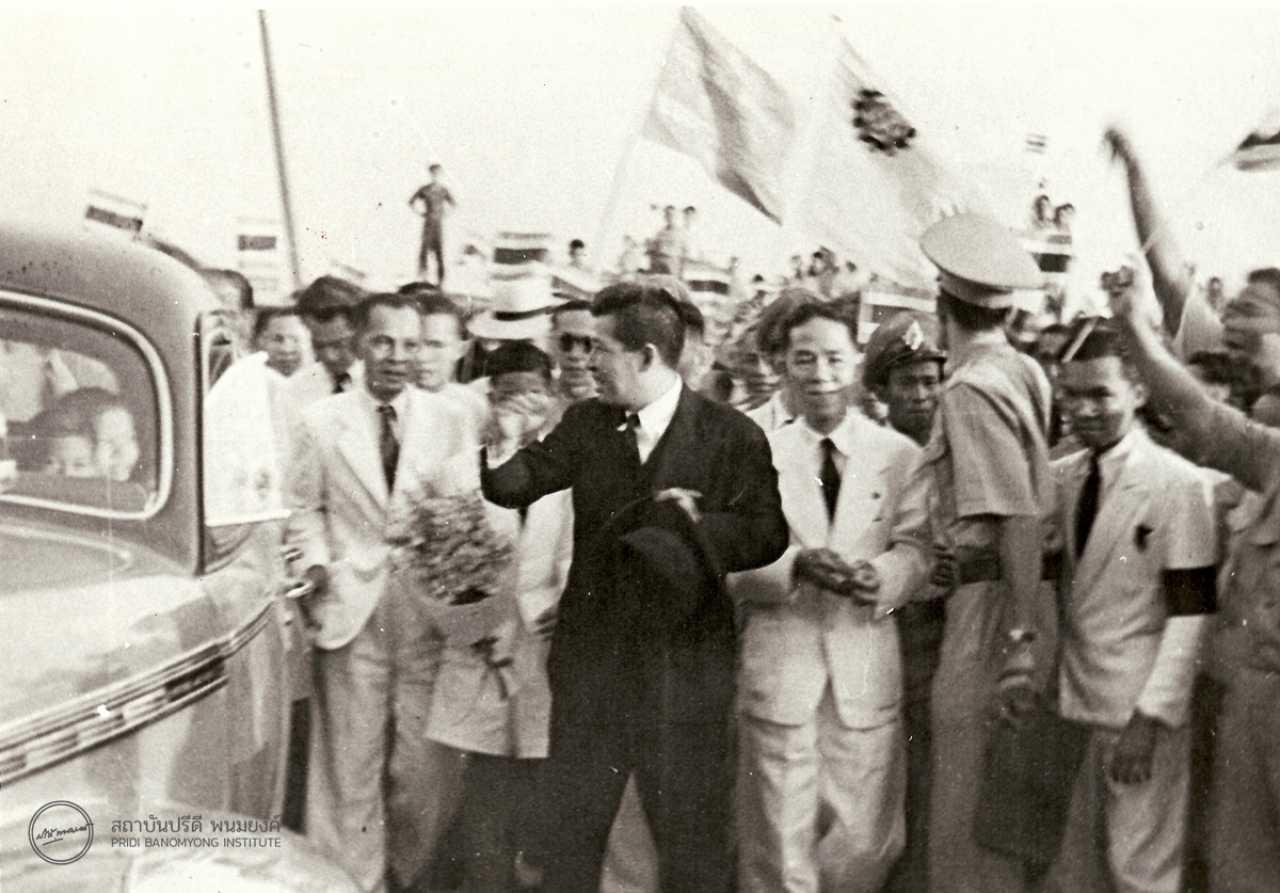 นายปรีดี พนมยงค์ (ชุดสีดำ)