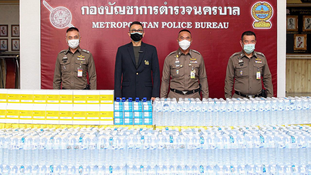 ให้กำลังใจ - จุตินันท์ ภิรมย์ภักดี กก.ผจก.ใหญ่ บ.บุญรอดบริวเวอรี่ มอบน้ำดื่ม อาหารพร้อมทาน และเครื่องตรวจวัดระดับออกซิเจนในเลือดให้แก่ พล.ต.ท.ภัคพงศ์ พงษ์เภตรา ผบช.น. เพื่อสนับสนุนการทำงานตำรวจนครบาลจากการแพร่ระบาดไวรัสโควิด ที่กองบัญชาการตำรวจนครบาล วันก่อน.