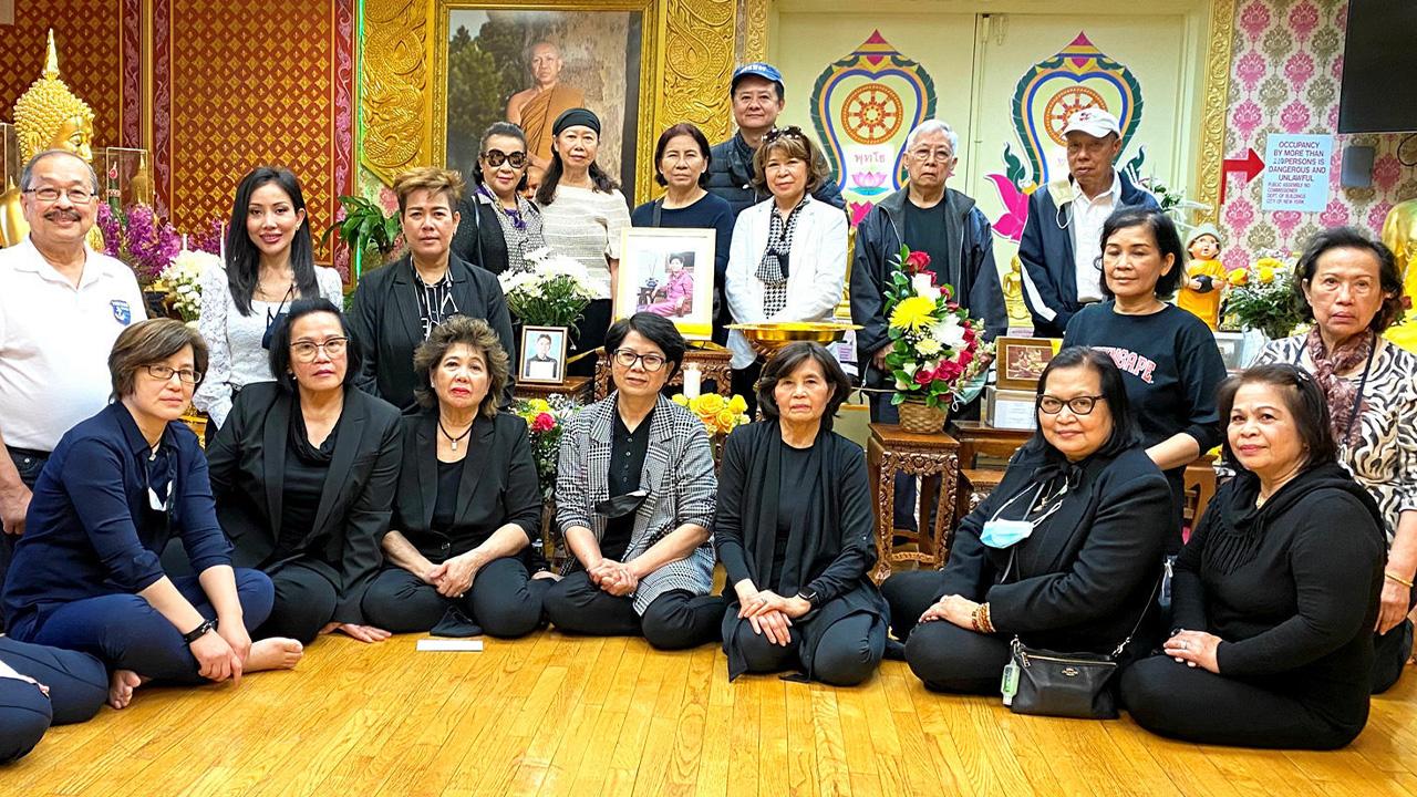 อุทิศส่วนกุศล  -  สุจิตรา ปาลีวงศ์ ประธานศูนย์วัฒนธรรมแห่งรัฐนิวยอร์ก สหรัฐฯ จัดทำบุญอุทิศส่วนกุศลให้ จันทร์เพ็ญ (เล็ก) จรูญศรีสวัสดิ์ น้องสาว ที่วัดพุทธไทยถาวรวนาราม เมืองควีนส์ นครนิวยอร์ก เมื่อวันก่อน.