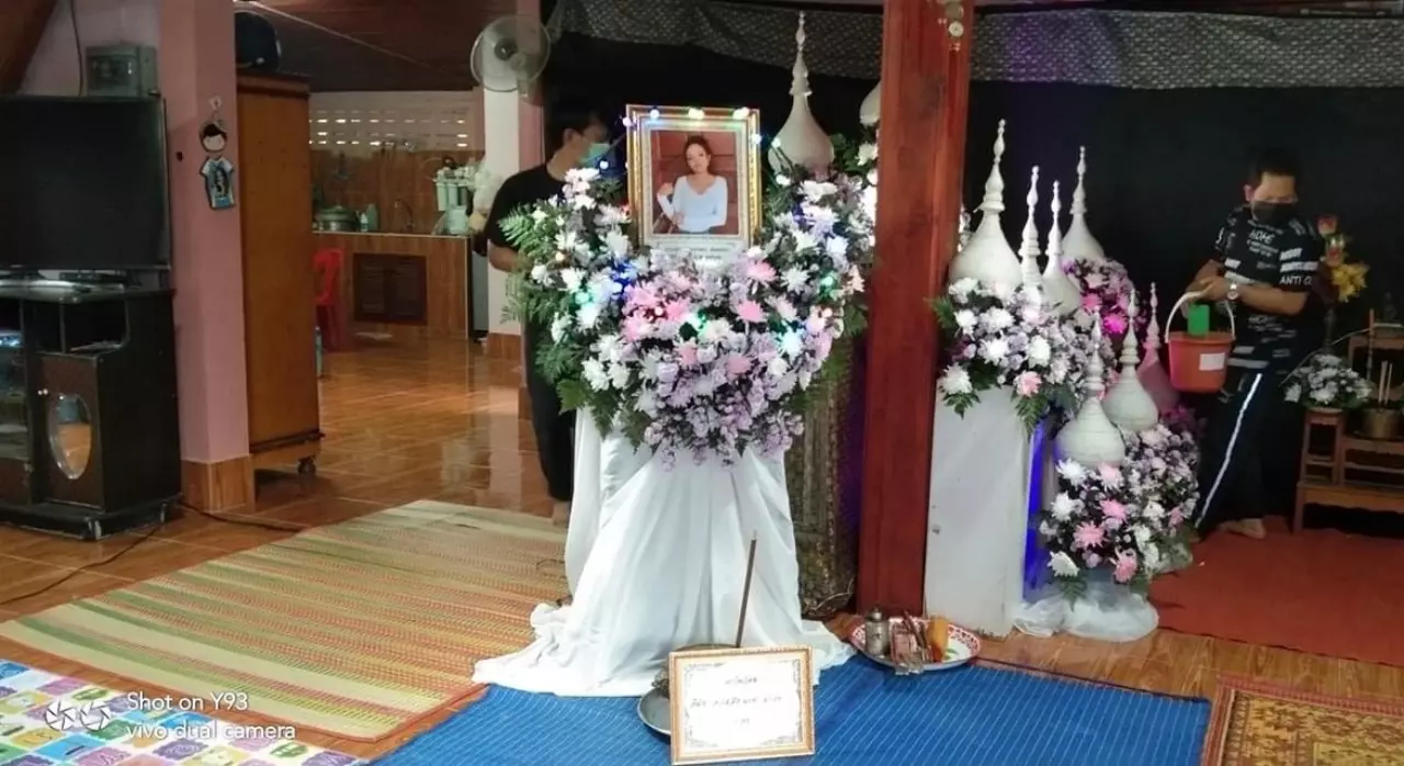 งานศพสาวท้องถูกผัวฝรั่งฆ่าสุดเศร้า เผย "เจสัน" เหี้ยมแทงเข้าอกนับสิบแผล