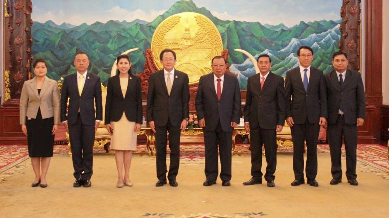 ยื่นพระราชสาส์น บุนยัง วอละจิด ประธานประเทศ สปป.ลาว ถ่ายภาพกับ เจษฎา กตเวทิน ออท. ณ นครหลวงเวียงจันทน์ ในโอกาสเข้ายื่น พระราชสาส์นตราตั้ง เป็น ออท.วิสามัญฯประจำ สปป.ลาว ที่ทำเนียบประธานฯ.