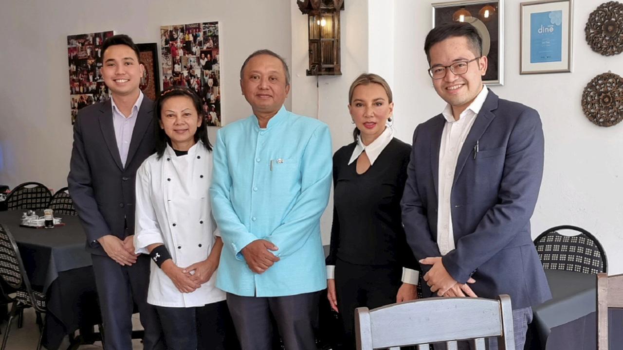 เยี่ยมธุรกิจไทย ไพสิฐ บุญปาลิต อุปทูต ณ กรุงพริทอเรีย แอฟริกาใต้ ณัฐกิตติ์ สิงห์โต กงสุล และ นนทสิทธิ์ แก้วหานาม เลขานุการโท ร้านไทยสปา และร้านอาหารไทย มี มี๋ วรรษมน วัฒโรดม ร่วมต้อนรับ ที่เมืองโจฮันเนสเบิร์ก.