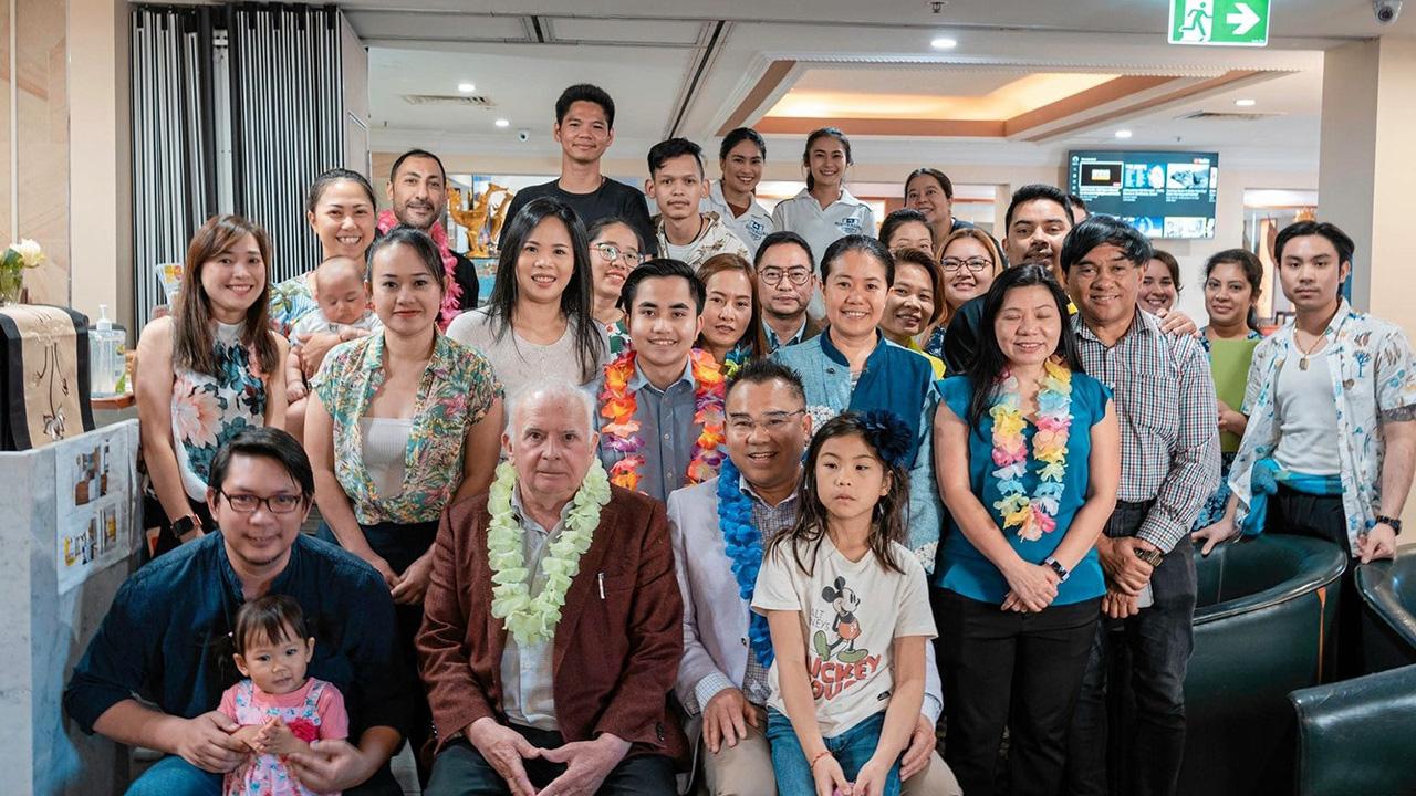 สืบสานประเพณี มาโก้ มะลิวงค์ เจ้าของ บ.เอดูเคชั่น-เซ็นเตอร์ นครซิดนีย์ ประเทศออสเตรเลีย จัดสรงน้ำพระและรดน้ำดำหัวตามประเพณีสงกรานต์ปีใหม่ไทย มีพนักงานร่วมงานพร้อมหน้า ที่บริษัท.