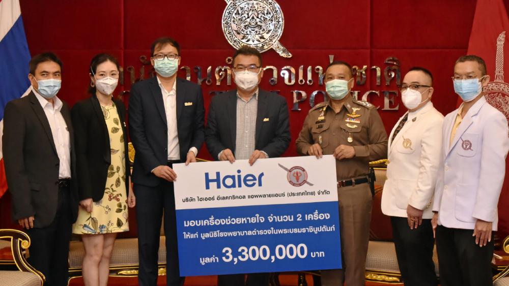 เครื่องช่วยหายใจ - จาง เจิ้งฮุ้ย ปธ.กก.บ.ไฮเออร์ อีเลคทริคอล แอพพลายแอนซ์ มอบเครื่องช่วยหายใจจำนวน 2 เครื่อง มูลค่า 3,300,000 บาท ให้แก่ พล.ต.อ.สุชาติ ธีระสวัสดิ์ รอง ผบ.ตร. และ พล.ต.ท.โสภณรัชต์ สิงหจารุ นพ.ใหญ่ รพ.ตร. เพื่อใช้ในการช่วยเหลือผู้ป่วย ที่ สตช. วันก่อน.