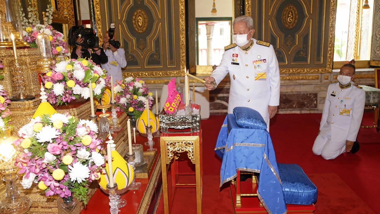 ถวายสังฆทาน - พล.อ.สุรยุทธ์ จุลานนท์ ประธานองคมนตรี เป็นประธานในการบำเพ็ญพระราชกุศลและถวายสังฆทาน เนื่องในโอกาสวันคล้ายวันประสูติ สมเด็จพระเจ้าลูกยาเธอ เจ้าฟ้าทีปังกร รัศมีโชติ มหาวชิโรตตมางกูร สิริวิบูลยราชกุมาร ที่วัดราชบพิธสถิตมหาสีมาราม วันก่อน.