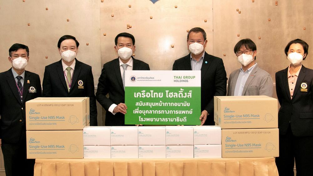 หน้ากาก N95 โชติพัฒน์ พีชานนท์ ประธาน กก.บ.เครือไทย โฮลดิ้งส์ มอบหน้ากากชนิด N95 จำนวน 2,400 ชิ้น ให้แก่ ศ.นพ.ปิยะมิตร ศรีธรา เพื่อความปลอดภัยในสถานการณ์แพร่ระบาดไวรัสโควิด โดยมี ชวาทิก วนาเกษมสันต์ มาร่วมมอบด้วย ที่ศูนย์การแพทย์สิริกิติ์ รามาธิบดี วันก่อน.