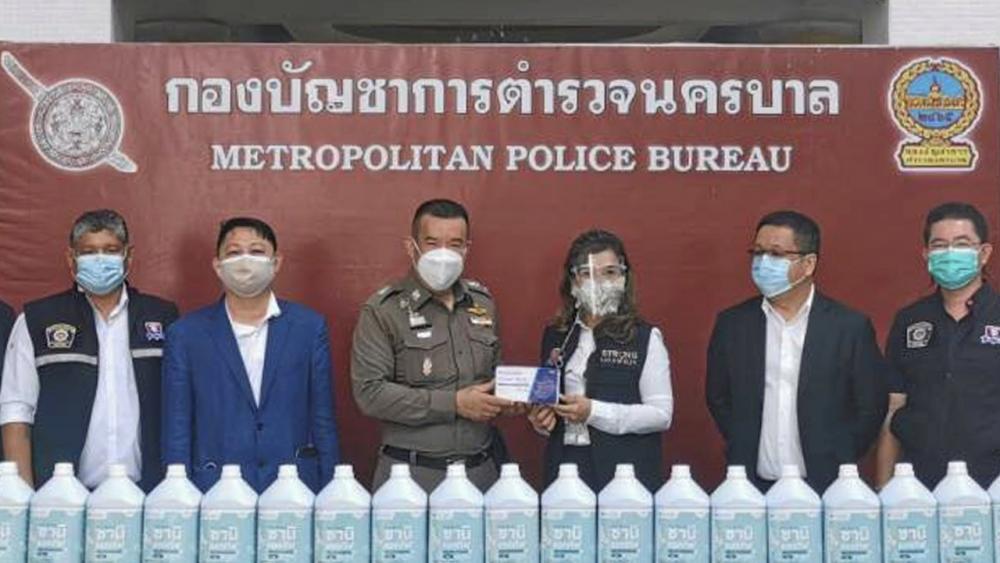 ไว้ใช้ป้องกัน พล.ต.ต.ปิยะ ต๊ะวิชัย รอง ผบช.น. รับมอบหน้ากากอนามัยจำนวน 50,000 ชิ้น และเจลแอลกอฮอล์จำนวน 100 ลิตร จาก ดร.รัฐไกร เอกเพชร, พงศ์พันธ์ ตั้งสะสม, ถิรวัฒน์ ดอกสวย, จงดี รวมลาภ และ ปาณิศา ศุภมณีภัทร ที่กองบัญชาการตำรวจนครบาล วันก่อน.