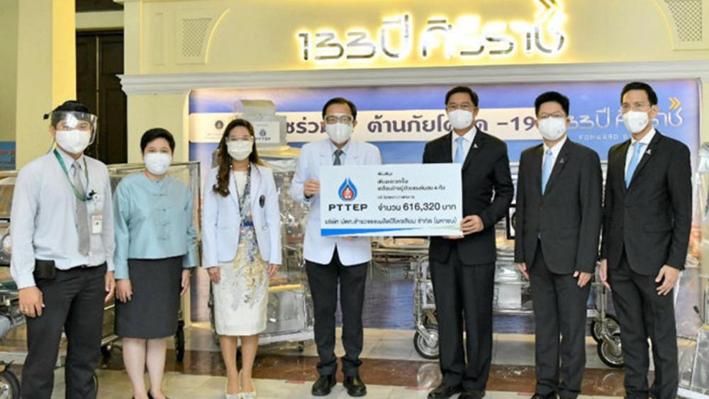 จาก ปตท.สผ. พงศธร ทวีสิน ประธาน บห.บ.ปตท.สผ. มอบเตียงเคลื่อนย้ายผู้ป่วยแรงดันลบและรถเข็นเคลื่อนย้ายผู้ป่วยแรงดันลบ ให้แก่ รศ.นพ.เชิดชัย นพมณีจำรัสเลิศ เพื่อเพิ่มความปลอดภัยและช่วยปกป้องบุคลากรทางการแพทย์ในการเคลื่อนย้ายผู้ป่วยโควิด ที่โรงพยาบาลศิริราช วันก่อน.