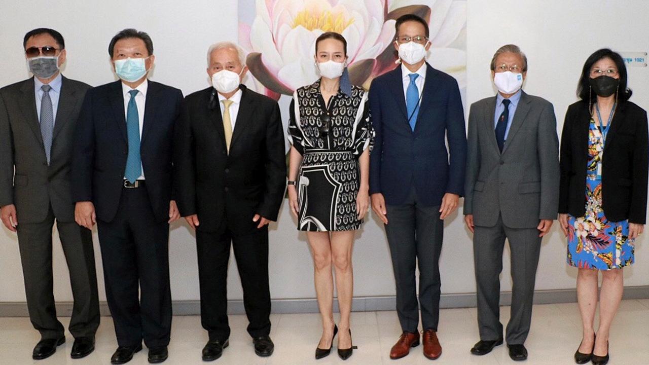 จัดประชุม นวลพรรณ ล่ำซำ จัดงานประชุมสามัญผู้ถือหุ้นประจำปี 2564 บริษัทเมืองไทยประกันภัย โดยมี ชิงชัย หาญเจนลักษณ์, สาระ ล่ำซำ, ชูศักดิ์ ดิเรกวัฒนชัย, ปุณฑริกา ใบเงิน และ พิลาศ พันธโกศล มาร่วมประชุมด้วย ที่บริษัทเมืองไทยประกันภัย สนญ. วันก่อน.