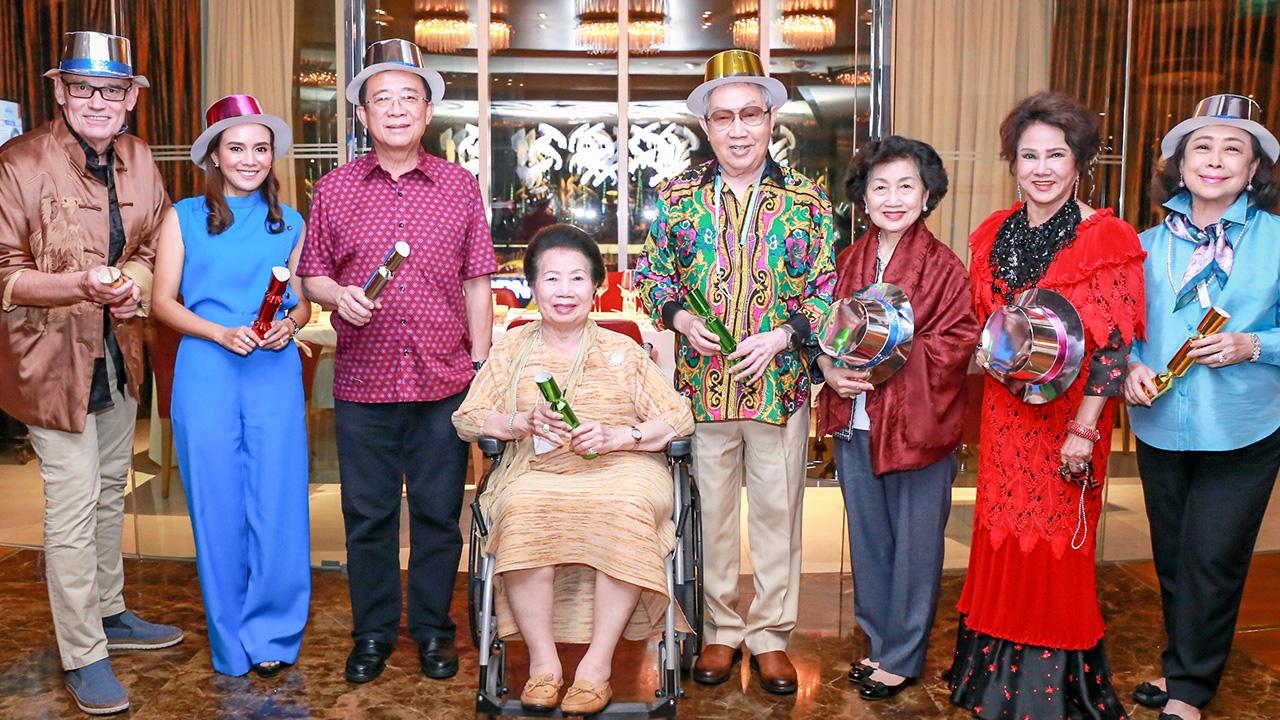 แฮปปี้นิวเยียร์ - คุณหญิงสุจิตรา มงคลกิติ และ สุทธิเกียรติ จิราธิวัฒน์ จัดงานเลี้ยงสังสรรค์ต้อนรับปีใหม่ โดยมี รัตนา นรพัลลภ, ผศ.วุฒิศักดิ์ ลาภเจริญทรัพย์, ตวงทอง ลาภเจริญทรัพย์ และ ดร.เรือนแก้ว กุยยกานนท์ มาร่วมงานด้วย ที่ รร.เซ็นทาราแกรนด์ เซ็นทรัลเวิลด์ วันก่อน.