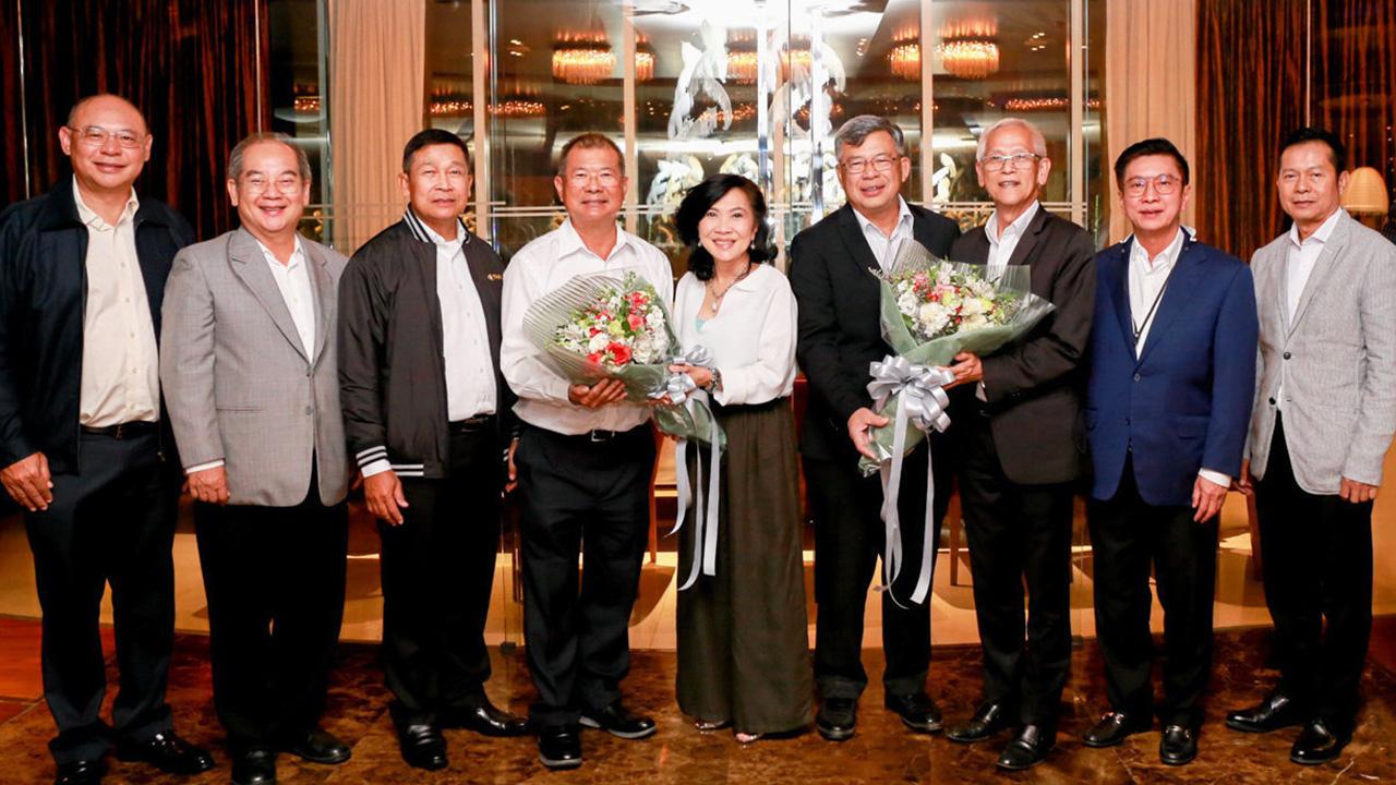 รุ่น 49 ชื่นมื่น - เดชบุญ มาประเสริฐ พร้อมเพื่อนกลุ่ม วปอ.49 จัดงานเลี้ยงสังสรรค์วันเกิดให้ ประมินทร์ พันทวีศักดิ์ และ วัลลภ รุ่งกิจวรเสถียร โดยมี พล.ต.ท.วรศักดิ์ นพสิทธิพร, สมศักดิ์ โชติรัตนะศิริ และ สุพัตรา จิราธิวัฒน์ มาร่วมงานด้วย ที่ รร.เซ็นทรัล แกรนด์ เซ็นทรัลเวิลด์ วันก่อน.