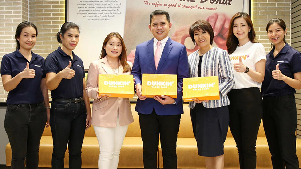 รับมือสบาย - ภาคิน เพ็ญภาคกุล จัดแถลงข่าว “ดังกิ้น” เปิดกลยุทธ์การบริหารการจัดวางองค์กรในแนวทางการรับมือในปี 2021 พร้อมรุกตลาดขยายสาขาใหม่ โดยมี ระวีพรรณ์ ประกอบวรรณกิจ, วันเพ็ญ โตนุช และ พนิตสา ตรีชลานนท์ มาร่วมงานด้วย ที่ร้านดังกิ้น ห้าง MBK วันก่อน.