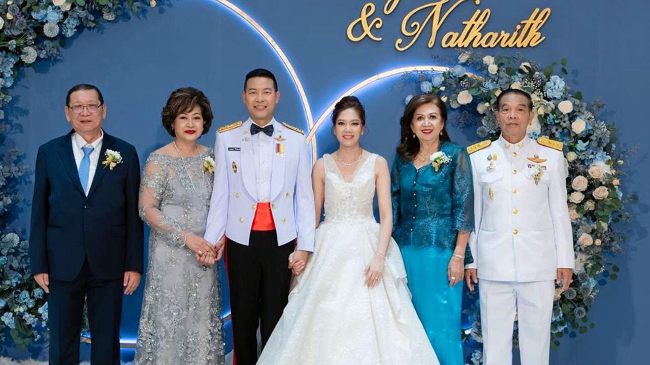 คู่รักคู่สวีท - ร.อ.จีระวิตต์-ปวีณา ศิริประเสริฐ และ พล.ท.ยุทธชัย-กรวีร์ อ่ำครองธรรม จัดงานเลี้ยงฉลองวันวิวาห์ให้ลูกชายและลูกสาว ระหว่าง พ.ท.ณธฤษภ์ ศิริประเสริฐ กับ พ.ต.หญิง หนึ่งฤทัย อ่ำครองธรรม ที่ห้องมัฆวานรังสรรค์ สโมสรทหารบก ถนนวิภาวดี วันก่อน.
