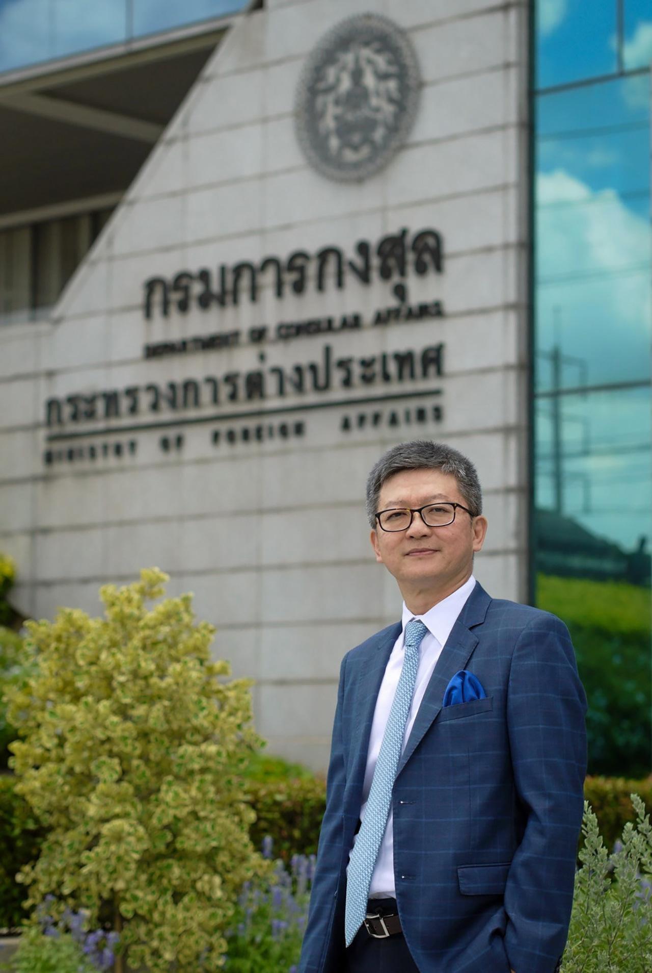 นายชาตรี อรรจนานันท์ อธิบดีกรมการกงสุล