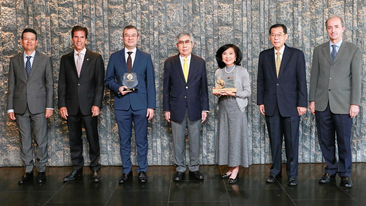 สุทธิเกียรติ จิราธิวัฒน์ แสดงความยินดีแก่ ธีระยุทธ จิราธิวัฒน์ และ สุพัตรา จิราธิวัฒน์ ได้รับรางวัล Thailand Sustainability Investment จากตลาดหลักทรัพย์แห่งประเทศไทย โดยมี ดร.รณชิต มหัทธนะพฤทธิ์ มาร่วมปลื้มด้วย ที่โรงแรมเซ็นทารา แกรนด์ เซ็นทรัลเวิลด์ วันก่อน.