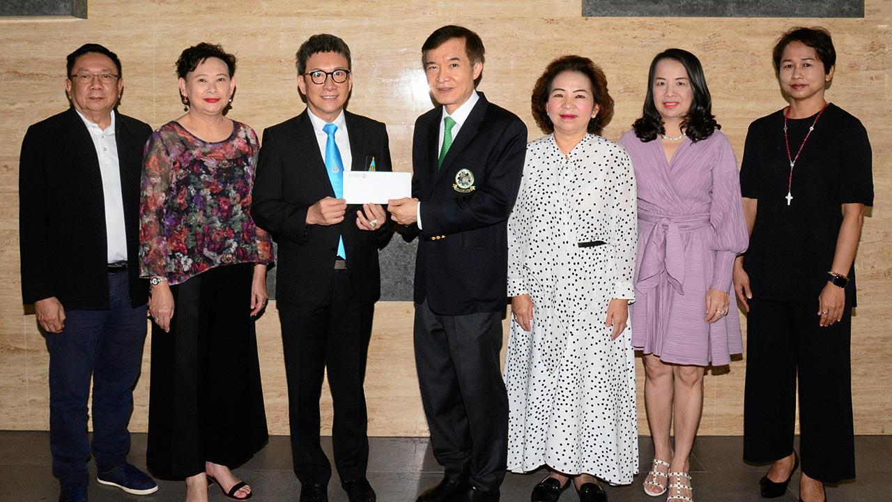 สมศักดิ์ ชลาชล ประธานกรรมการบริษัทชลาชล มอบเงินจำนวน 100,000 บาท ให้แก่ สราวุธ วัชรพล สมทบทุนมูลนิธิไทยรัฐ โดยมี วลีพร อิงธเนศ, วิเชน โพชนุกูล, ไพลิน ศิริพัฒน์ และ พรพรรณ พจนพริ้ง มาร่วมในพิธีด้วย ที่สำนักงาน นสพ.ไทยรัฐ วันก่อน.