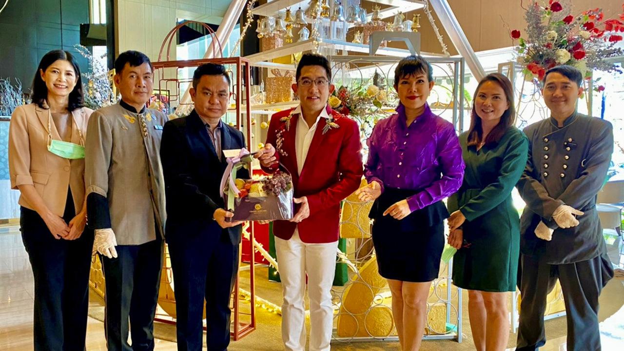 สุนทรี สุดสงวน มอบช่อดอกไม้ให้แก่ ดร.คฑา ชินบัญชร พรีเซนเตอร์เที่ยวไทยรับพลังบวก การท่องเที่ยวแห่งประเทศไทย ในโอกาสส่งเสริมกิจกรรม โดยมี พิสุทธิ์วัฒน์ ดอนเสือ, ณัฏฐนิชา อโณทัย และ ปิยะธิดา ดุริยะรักษ์ มาร่วมมอบด้วย ที่โรงแรมแกรนด์ เมอร์เคียว ฟอร์จูน วันก่อน.