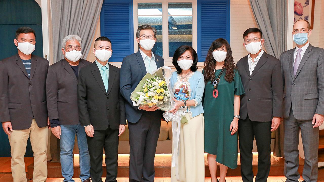 ชื่นใจ สุพัตรา จิราธิวัฒน์ มอบดอกไม้กลุ่มเพื่อนหลักสูตร ปธพ.3 แสดงความยินดีแก่ นพ.ทวีศิลป์ วิษณุโยธิน ได้รับปริญญาดุษฎีบัณฑิตกิตติมศักดิ์ ม.ขอนแก่น โดยมี พล.อ.ต.นพ.อิทธพร คณะเจริญ และ ทิพย์วรรณ วีระภุชงค์ มาร่วมงานด้วย ที่ รร.เซ็นทารา แกรนด์ เซ็นทรัลเวิลด์ วันก่อน.