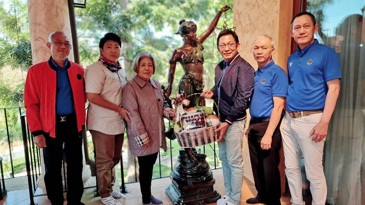 แฮปปี้นิวเยียร์ - นรินท์พงศ์ จินาภักดิ์ นายกสมาคมทนายความแห่งประเทศไทย และ ธงชัย พรเศรษฐ์ รองเลขาธิการ มอบกระเช้าของขวัญ เนื่องในโอกาสปีใหม่ 2564 ให้แก่ นฤมล นิตยาพร ประธาน กก.บริษัทสยามแผ่นเหล็กวิลาศ ที่บ้านทอสคาน่า วัลเลย์ เขาใหญ่ จ.นครราชสีมา วันก่อน.