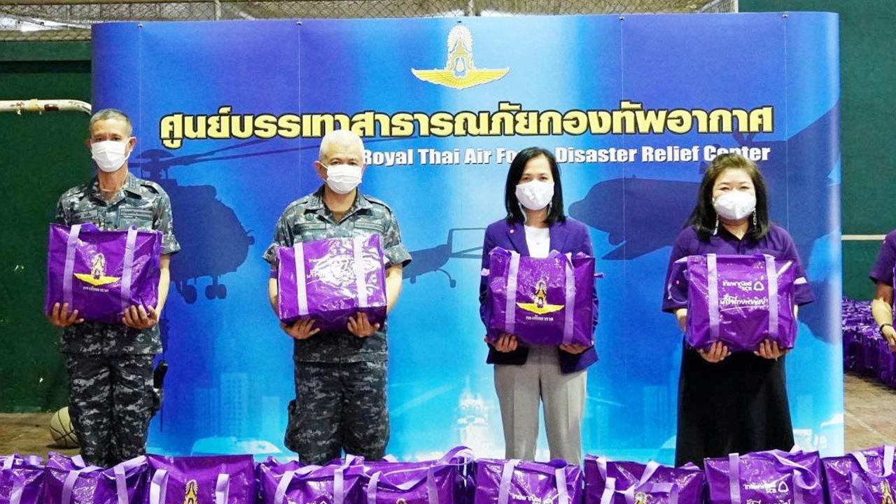 ช่วยใต้ - พล.อ.อ.เดชอุดม คงศรี ผู้ช่วย ผบ.ทอ. และ อภิพันธ์ เจริญอนุสรณ์ ผจก.ใหญ่ ธ.ไทยพาณิชย์ จัดเตรียมถุงยังชีพ จำนวน 2,000 ถุง เพื่อนำไปช่วยเหลือบรรเทาทุกข์แก่ประชาชนได้รับความเดือดร้อนจากเหตุอุทกภัยในพื้นที่จังหวัดชายแดนภาคใต้ ที่โรงพลศึกษา โรงเรียนจ่าอากาศ วันก่อน.