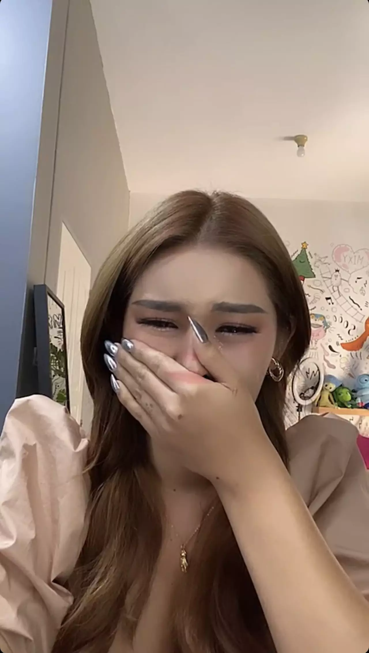 มิกซ์ เฉลิมศรี ร้องไห้ ขอโทษปมดราม่าร้อน ก๊อปเพลงวงดัง (คลิป)