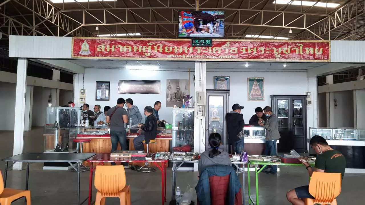 ตลาดพระกำแพงเพชรยังคึกคัก เปิดแผงให้ส่อง แบบ "นิวนอร์มอล"