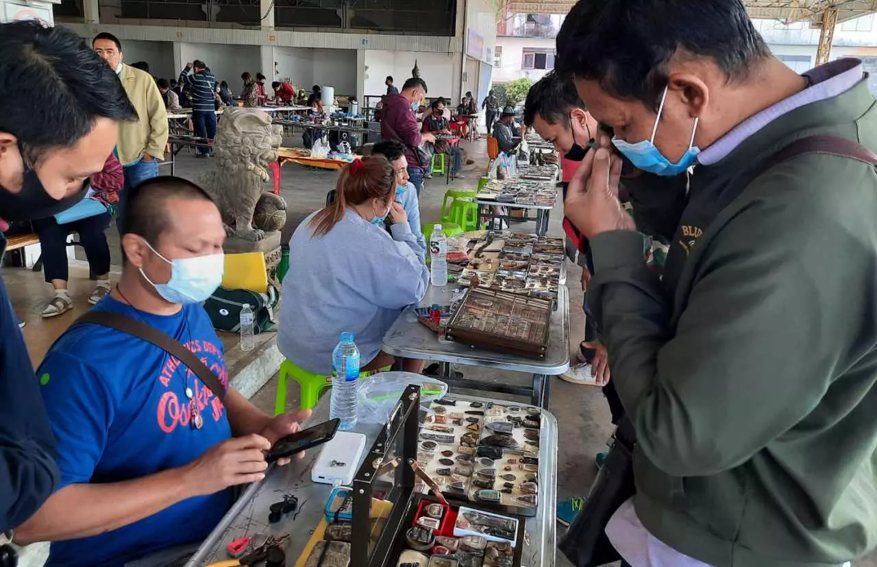 ตลาดพระกำแพงเพชรยังคึกคัก เปิดแผงให้ส่อง แบบ "นิวนอร์มอล"