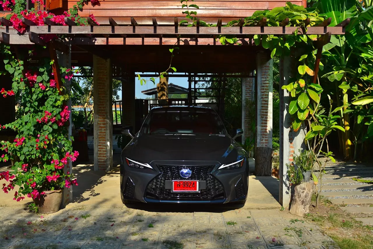ลองของหรู! ทดสอบ LEXUS IS300h HYBRID F SPORT FACELIFT 2021