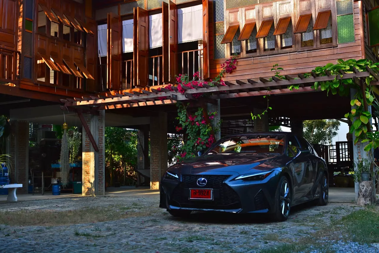 ลองของหรู! ทดสอบ LEXUS IS300h HYBRID F SPORT FACELIFT 2021