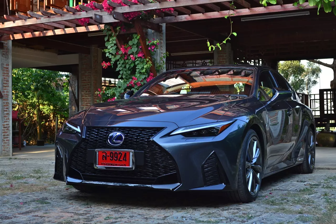 ลองของหรู! ทดสอบ LEXUS IS300h HYBRID F SPORT FACELIFT 2021