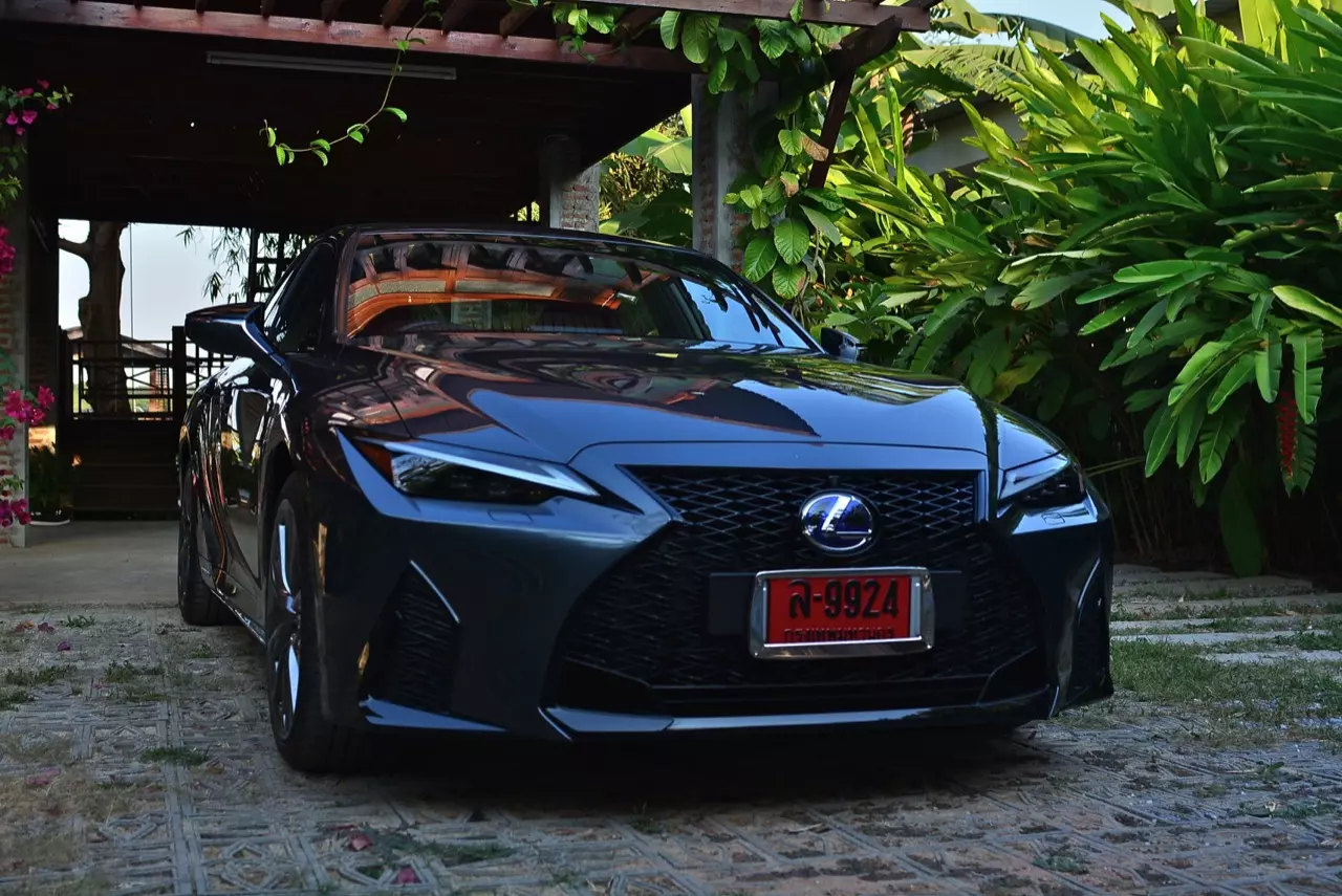ลองของหรู! ทดสอบ LEXUS IS300h HYBRID F SPORT FACELIFT 2021