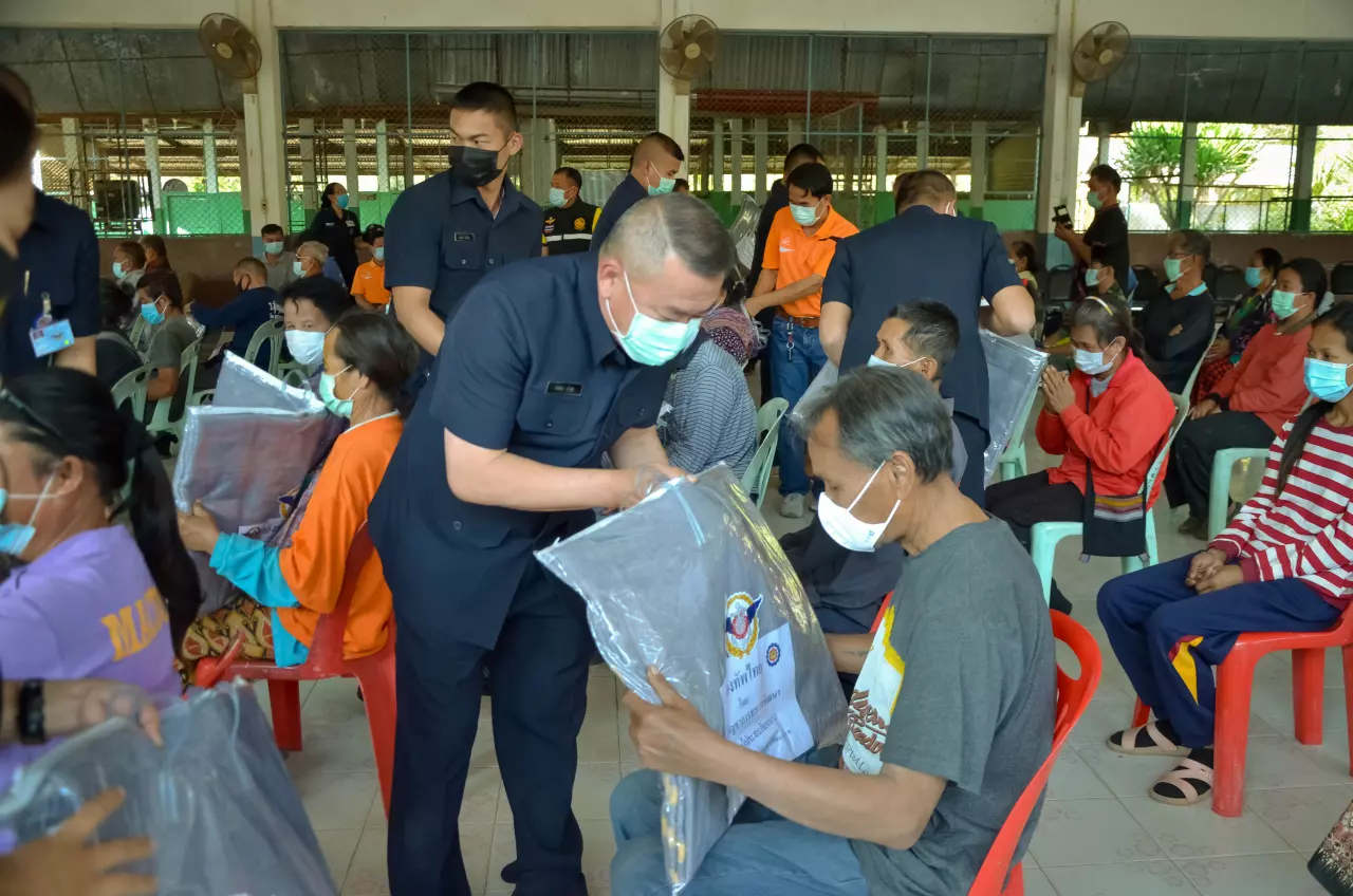 ผบ.นพค.21 ลงพื้นที่มอบผ้าห่มให้ชาวอุดรฯ ผู้สูงอายุ ช่วยคลายหนาว 
