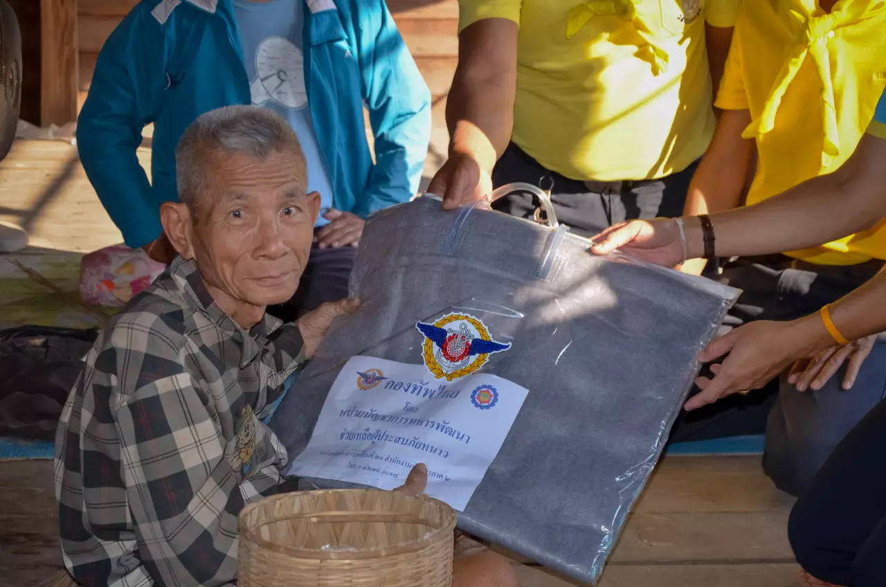 ผบ.นพค.21 ลงพื้นที่มอบผ้าห่มให้ชาวอุดรฯ ผู้สูงอายุ ช่วยคลายหนาว 