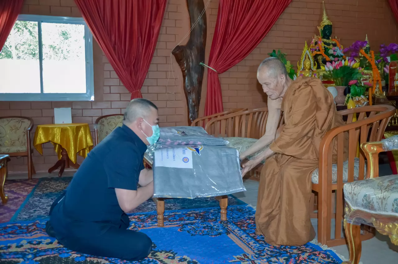 ผบ.นพค.21 ลงพื้นที่มอบผ้าห่มให้ชาวอุดรฯ ผู้สูงอายุ ช่วยคลายหนาว 