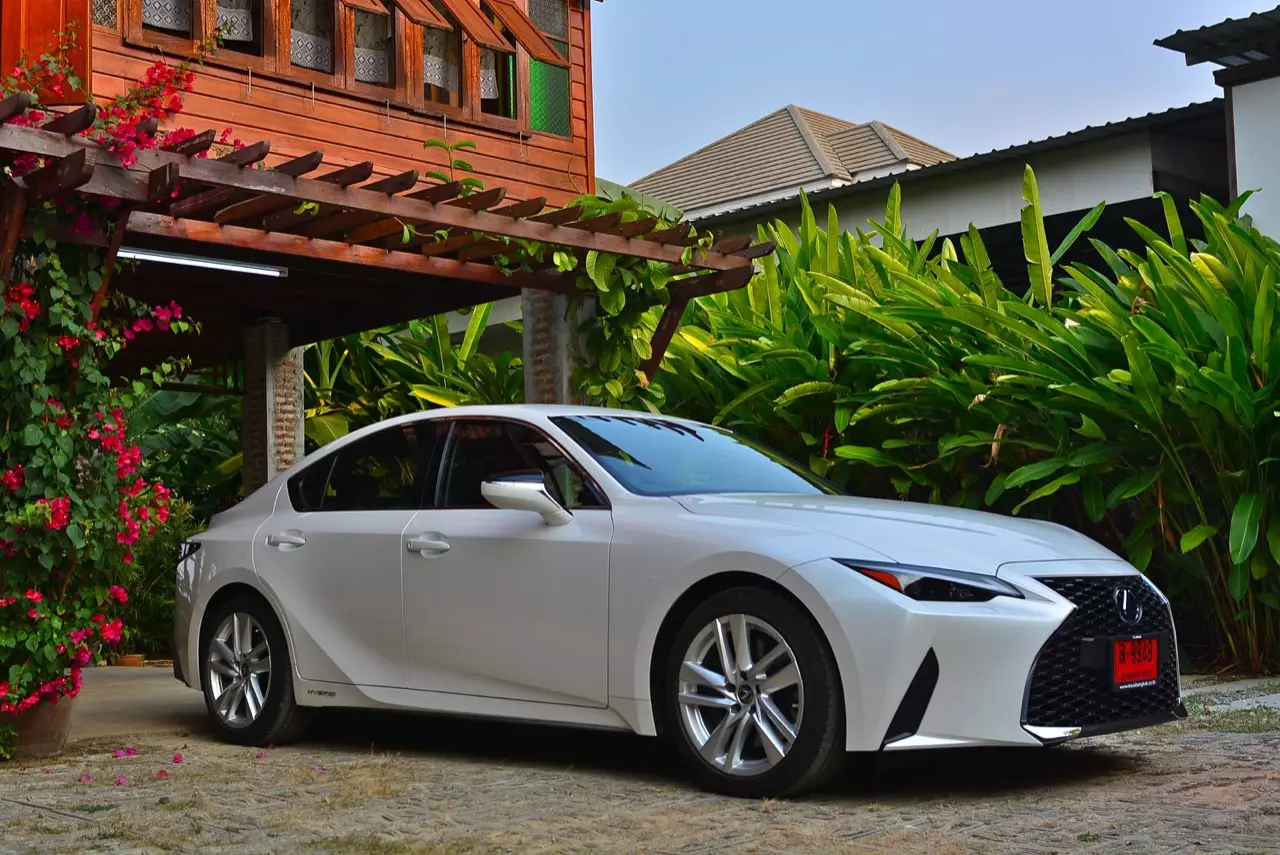 ลองของหล่อ ทดสอบพระรอง LEXUS IS300h LUXURY