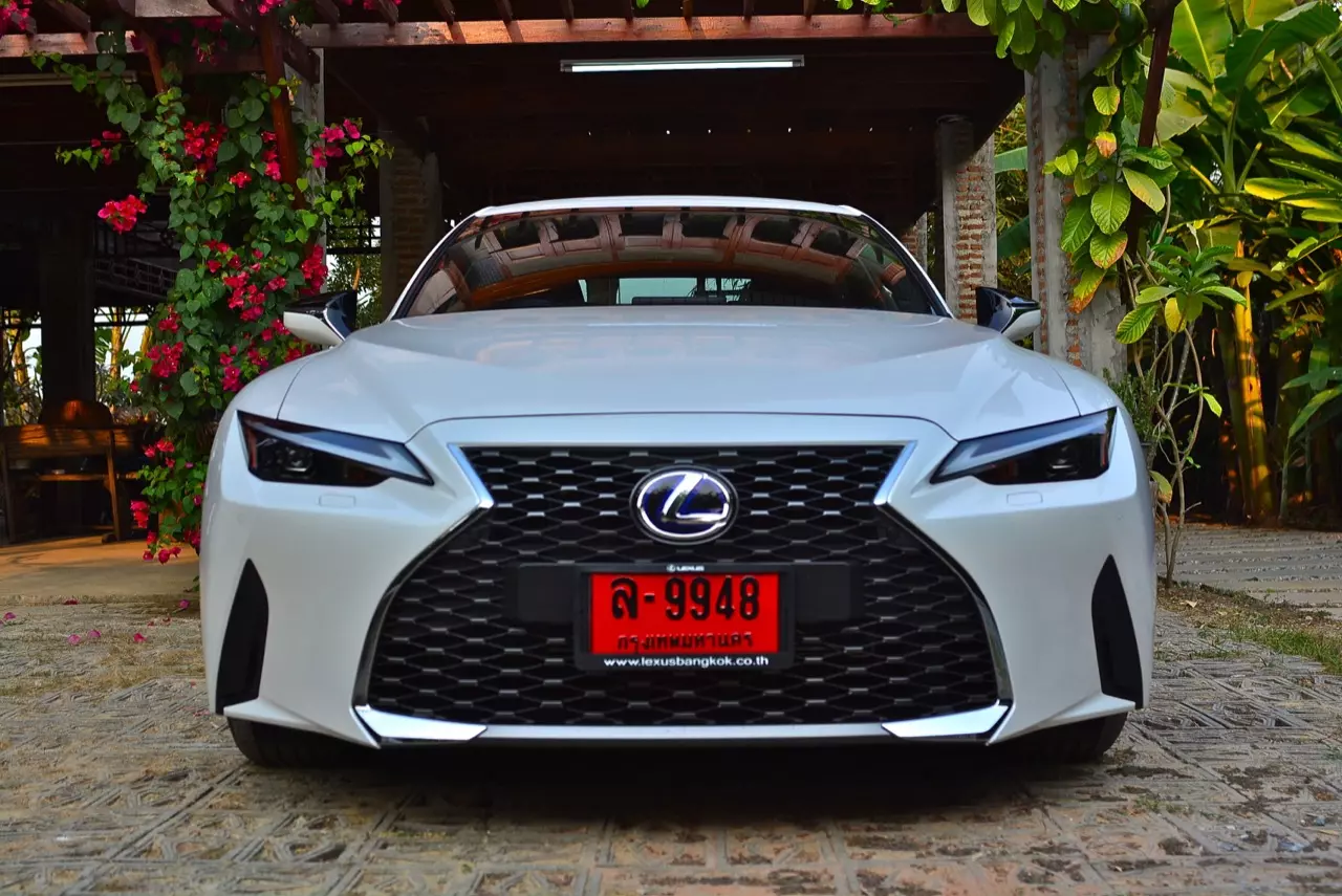 ลองของหล่อ ทดสอบพระรอง LEXUS IS300h LUXURY