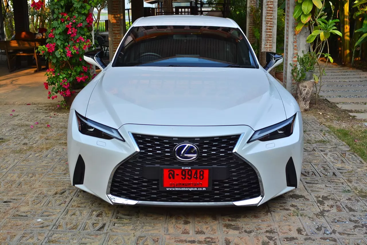 ลองของหล่อ ทดสอบพระรอง LEXUS IS300h LUXURY