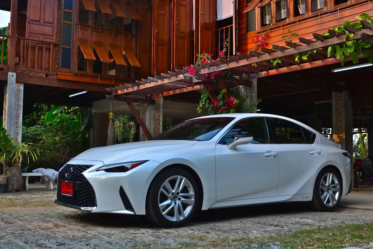 ลองของหล่อ ทดสอบพระรอง LEXUS IS300h LUXURY