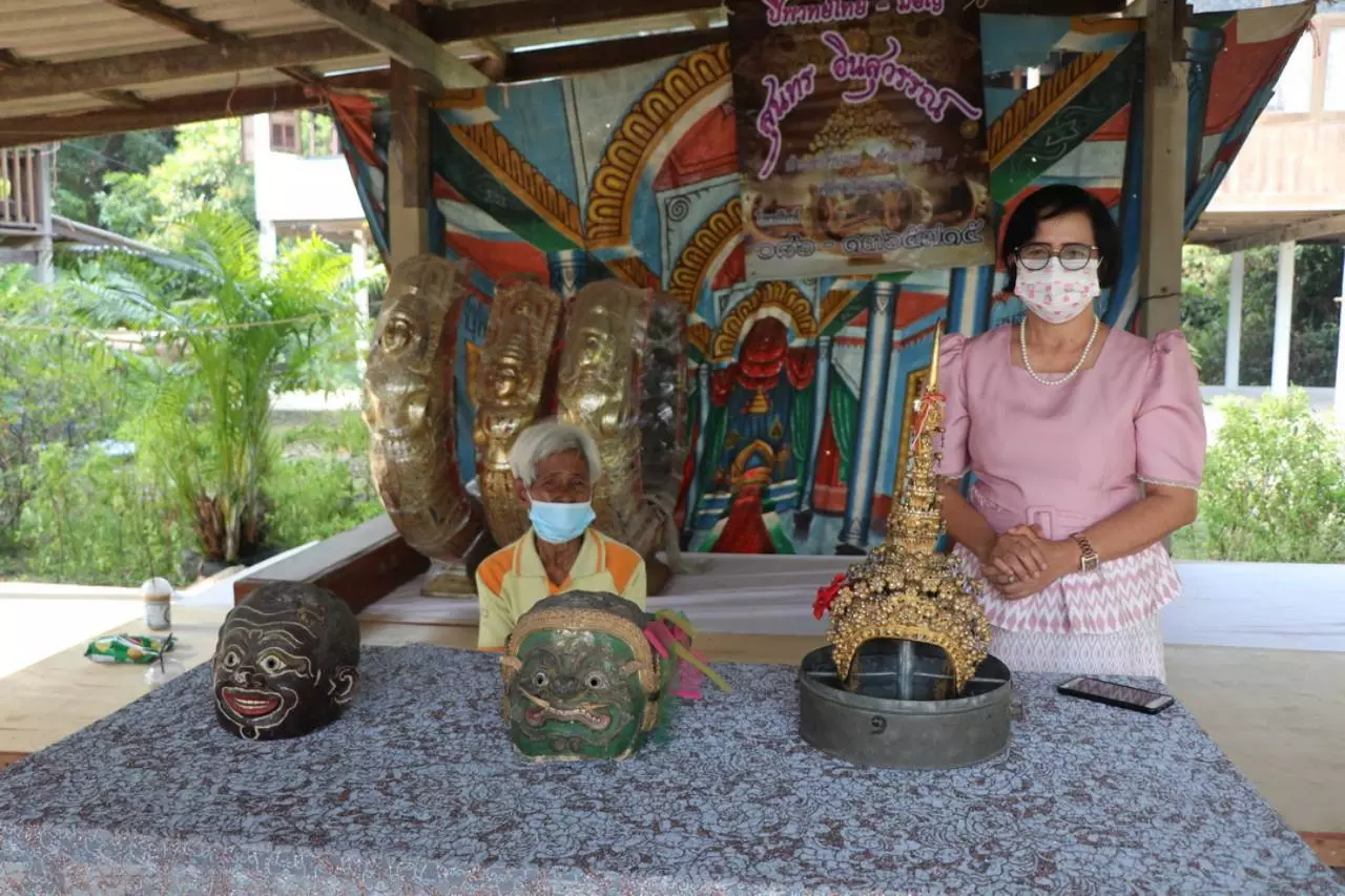 ฮือฮาคุณครูอ่างทองเล่นใหญ่ สอนออนไลน์ จัดเต็มชุดตัวละครเรื่องสังข์ทอง