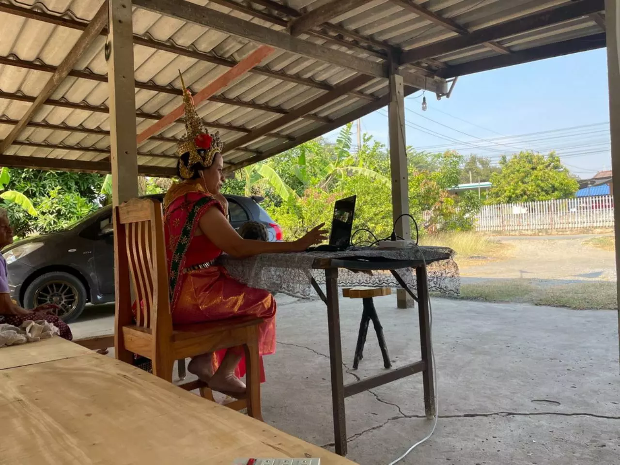 ฮือฮาคุณครูอ่างทองเล่นใหญ่ สอนออนไลน์ จัดเต็มชุดตัวละครเรื่องสังข์ทอง