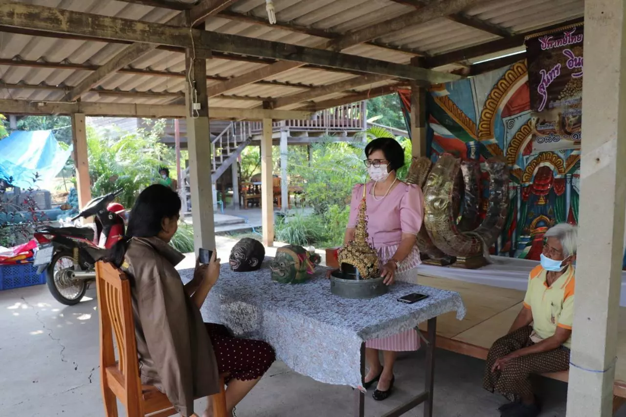 ฮือฮาคุณครูอ่างทองเล่นใหญ่ สอนออนไลน์ จัดเต็มชุดตัวละครเรื่องสังข์ทอง