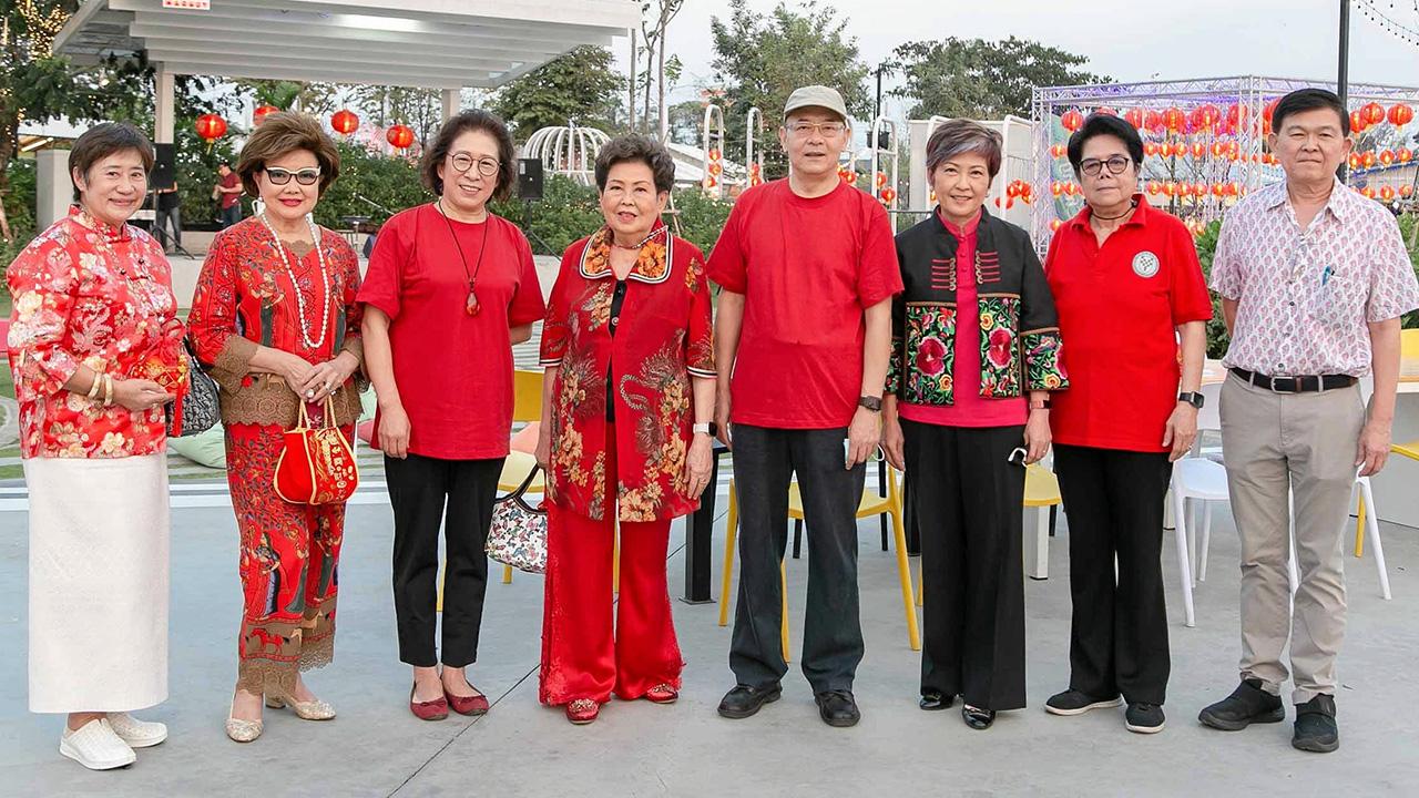 แฮปปี้ - จรรย์สมร วัธนเวคิน เปิดงาน “ตรุษจีนนี้กินดีมีแต่เฮง” การแสดงเชิดสิงโตมหามงคล พร้อมแจกอั่งเปาเทศกาลตรุษจีน โดยมี สุขกาญจน์ วัธนเวคิน, วรรณสมร วัธนเวคิน, จั๋ว เจิง หมิง, อวี๋ เหม่ยอิง และ ยาจิตร ยุวบูรณ์ มาร่วมงานด้วย ที่ตลาดนัดฟู้ดดี้ บางนา-ตราด กม.8 วันก่อน.