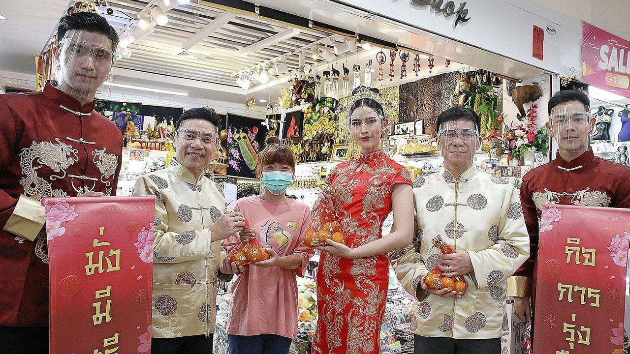 แจกความเฮง - เกษมสุข จงมั่นคง ผู้บริหาร บริษัท เอ็ม บี เค จำกัด (มหาชน) พร้อมกับ อัยยา-อารียา ศิลปนาวา สาวงามที่มีดีกรี Top 30 คนสุดท้ายจากเวทีการประกวดมิสยูนิเวิร์สไทยแลนด์ 2020 ร่วมเดินขบวนแจกส้มมงคล เพื่อเฉลิมฉลองเทศกาลตรุษจีน ที่ศูนย์การค้าเอ็ม บี เค เซ็นเตอร์ วันก่อน.
