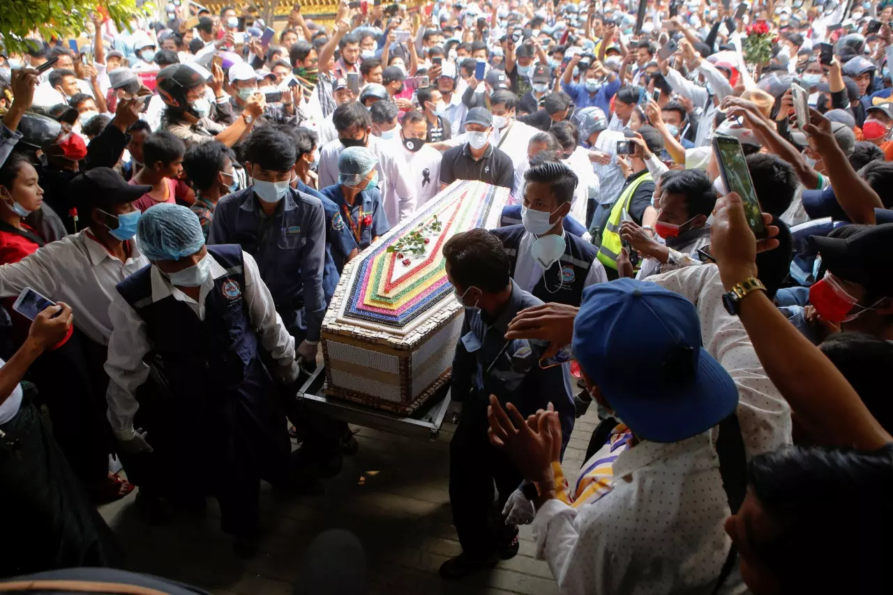 เมียนมาสุดอาลัย จัดขบวนแห่ศพ นศ.หญิงถูกตำรวจยิงเสียชีวิตตอนสลายชุมนุม