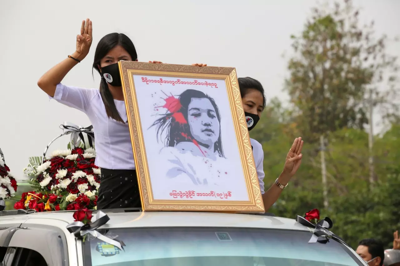 เมียนมาสุดอาลัย จัดขบวนแห่ศพ นศ.หญิงถูกตำรวจยิงเสียชีวิตตอนสลายชุมนุม