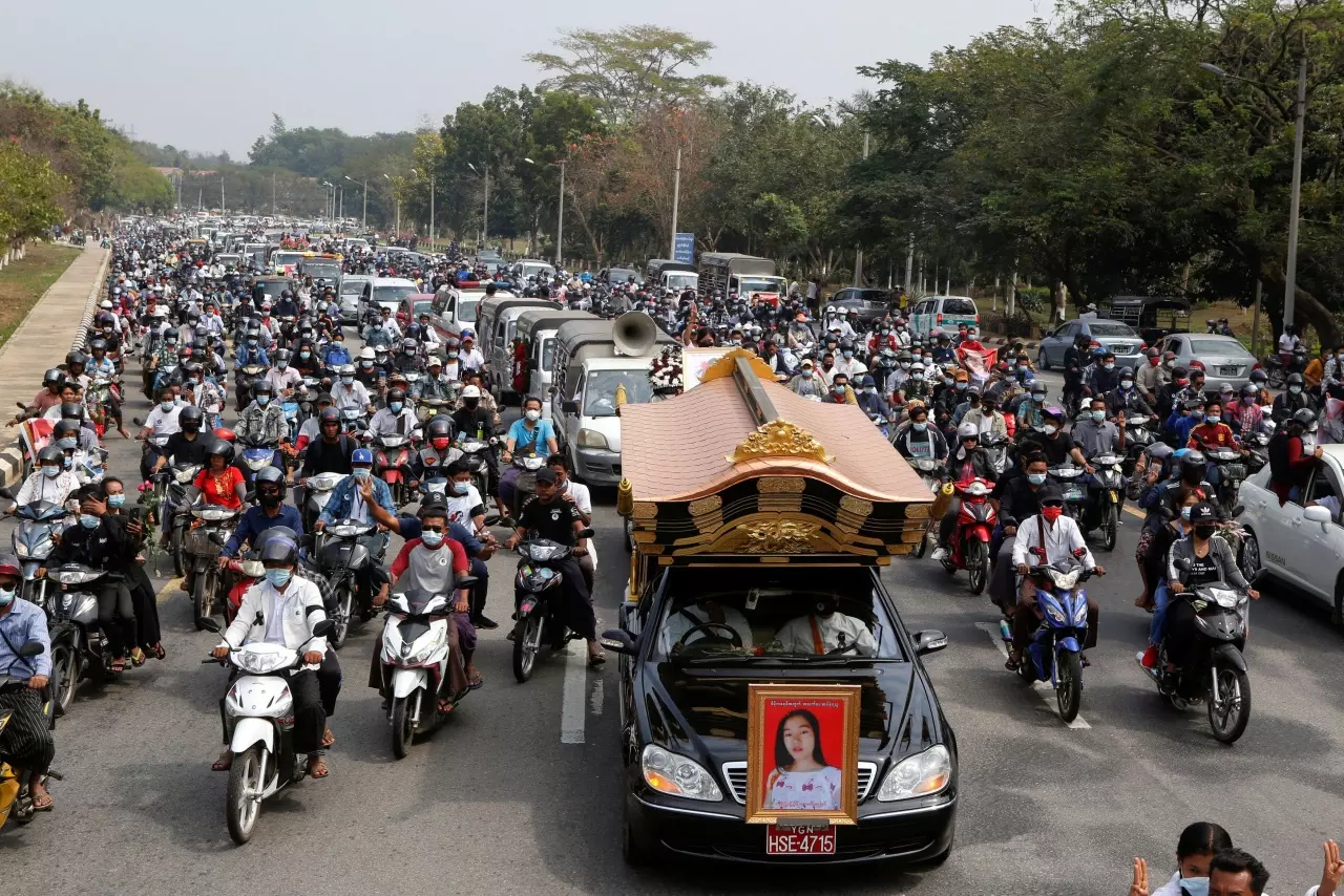 เมียนมาสุดอาลัย จัดขบวนแห่ศพ นศ.หญิงถูกตำรวจยิงเสียชีวิตตอนสลายชุมนุม